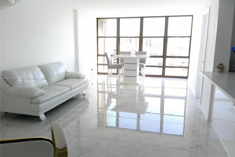 Condo in Hallandale Beach, Florida, 2 bedrooms № 1961808 - photo 8
