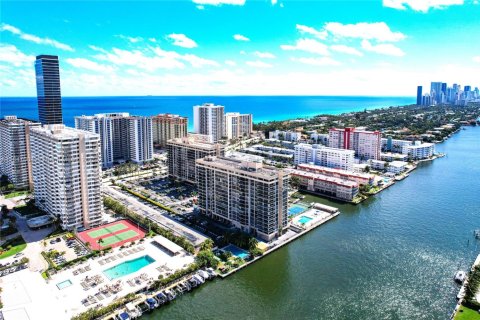 Condo in Hallandale Beach, Florida, 2 bedrooms № 1961808 - photo 6