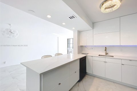 Condo in Hallandale Beach, Florida, 2 bedrooms № 1961808 - photo 18