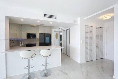 Condo in Hallandale Beach, Florida, 2 bedrooms № 1961808 - photo 20