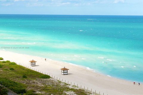 Condo in Hallandale Beach, Florida, 2 bedrooms № 1961808 - photo 2