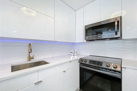 Condo in Hallandale Beach, Florida, 2 bedrooms № 1961808 - photo 7