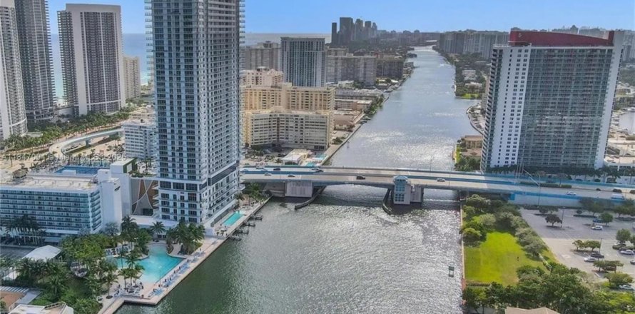 Condo in Hallandale Beach, Florida, 2 bedrooms № 1961808