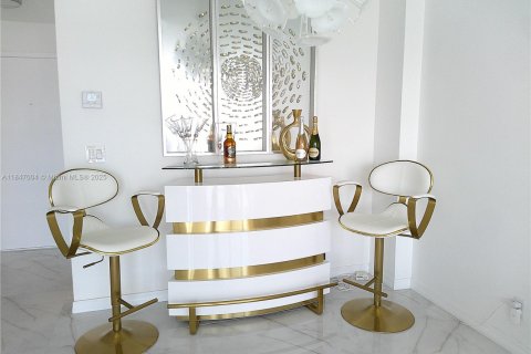 Condo in Hallandale Beach, Florida, 2 bedrooms № 1961808 - photo 3