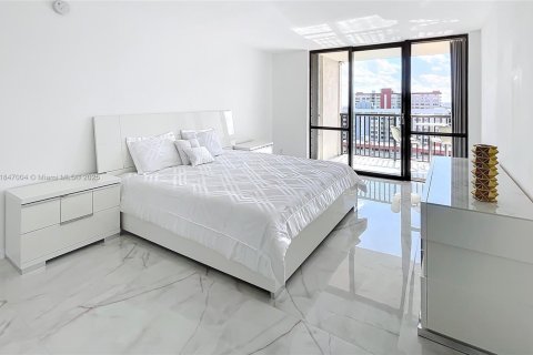 Condo in Hallandale Beach, Florida, 2 bedrooms № 1961808 - photo 22