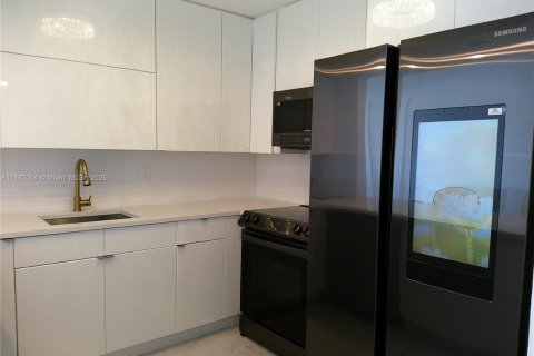 Condo in Hallandale Beach, Florida, 2 bedrooms № 1961808 - photo 10