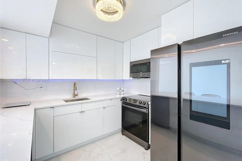 Condo in Hallandale Beach, Florida, 2 bedrooms № 1961808 - photo 4