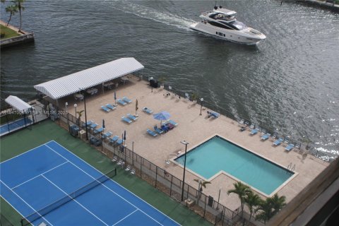 Condo in Hallandale Beach, Florida, 2 bedrooms № 1961808 - photo 16