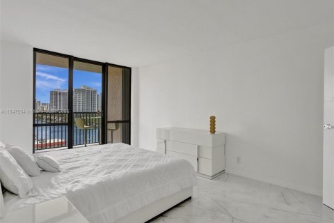 Condo in Hallandale Beach, Florida, 2 bedrooms № 1961808 - photo 25