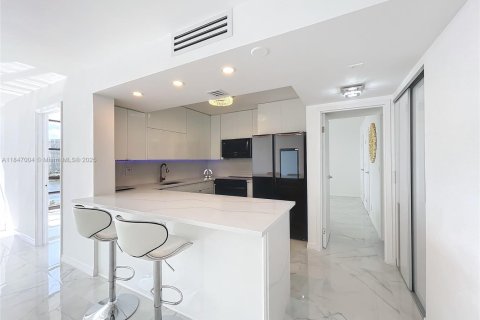 Condo in Hallandale Beach, Florida, 2 bedrooms № 1961808 - photo 21