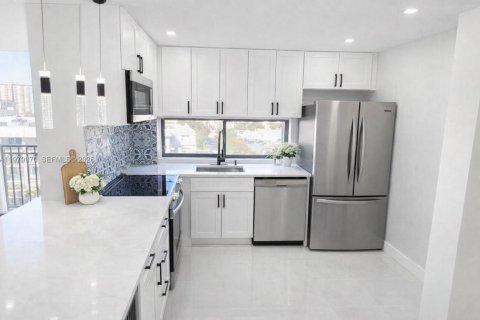 Снять в аренду кондоминиум в Санни-Айлс-Бич, Флорида 2 спальни, 83.05м2, № 2049144 - фото 4