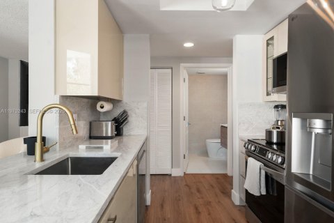 Condominio en venta en Miami Beach, Florida, 1 dormitorio, 76.74 m2 № 2031964 - foto 8