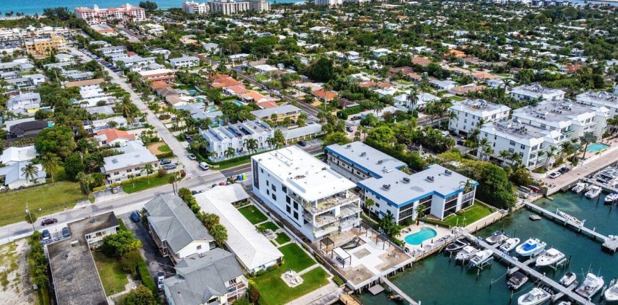 Condominio en Riviera Beach, Florida, 16 dormitorios № 1092401
