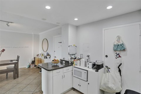 Condo in Sunny Isles Beach, Florida, 2 bedrooms  № 1709022 - photo 9