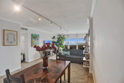Condo in Sunny Isles Beach, Florida, 2 bedrooms  № 1709022 - photo 10