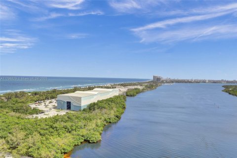 Condo in Sunny Isles Beach, Florida, 2 bedrooms  № 1709022 - photo 1