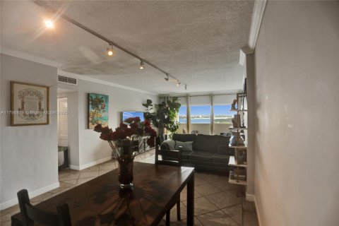 Condo in Sunny Isles Beach, Florida, 2 bedrooms  № 1709022 - photo 13