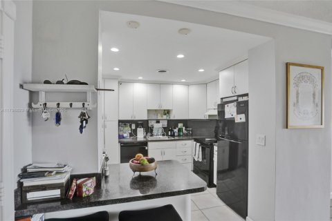 Condo in Sunny Isles Beach, Florida, 2 bedrooms  № 1709022 - photo 8