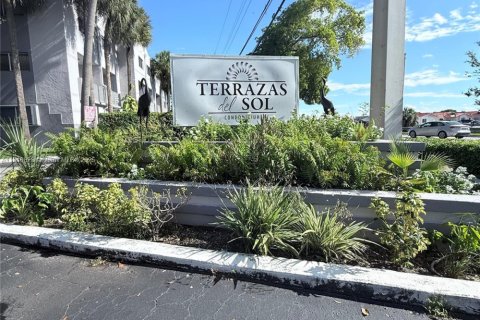 Condominio en alquiler en Hialeah, Florida, 3 dormitorios, 111.2 m2 № 1960587 - foto 1