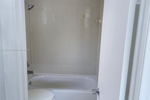 Condominio en alquiler en Hialeah, Florida, 3 dormitorios, 111.2 m2 № 1960587 - foto 10