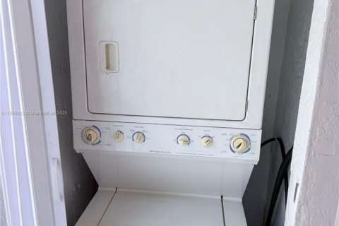 Condominio en alquiler en Hialeah, Florida, 3 dormitorios, 111.2 m2 № 1960587 - foto 13