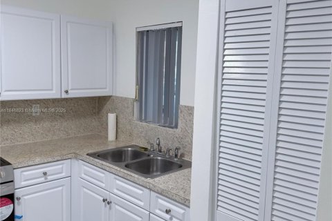 Condominio en alquiler en Hialeah, Florida, 3 dormitorios, 111.2 m2 № 1960587 - foto 8