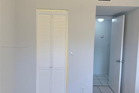 Condominio en alquiler en Hialeah, Florida, 3 dormitorios, 111.2 m2 № 1960587 - foto 12