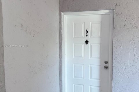 Condominio en alquiler en Hialeah, Florida, 3 dormitorios, 111.2 m2 № 1960587 - foto 2