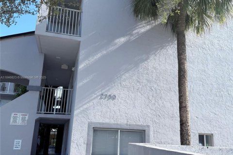 Condominio en alquiler en Hialeah, Florida, 3 dormitorios, 111.2 m2 № 1960587 - foto 3