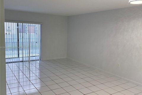 Condominio en alquiler en Hialeah, Florida, 3 dormitorios, 111.2 m2 № 1960587 - foto 5