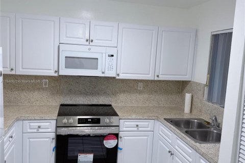 Condominio en alquiler en Hialeah, Florida, 3 dormitorios, 111.2 m2 № 1960587 - foto 7