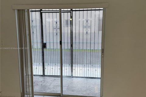 Condominio en alquiler en Hialeah, Florida, 3 dormitorios, 111.2 m2 № 1960587 - foto 6