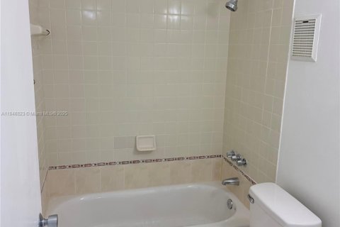 Condominio en alquiler en Hialeah, Florida, 3 dormitorios, 111.2 m2 № 1960587 - foto 15