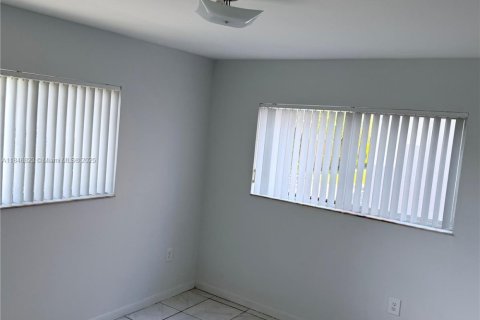 Condominio en alquiler en Hialeah, Florida, 3 dormitorios, 111.2 m2 № 1960587 - foto 11