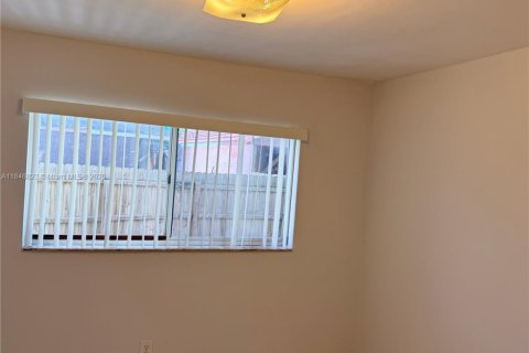 Condominio en alquiler en Hialeah, Florida, 3 dormitorios, 111.2 m2 № 1960587 - foto 14