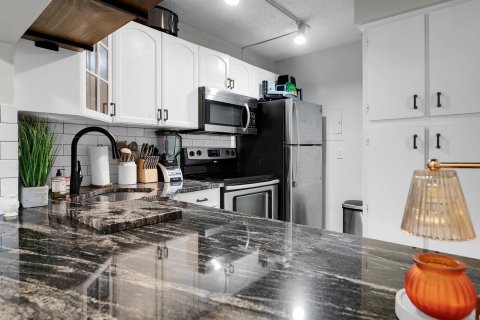 Condo in West Palm Beach, Florida, 2 bedrooms № 2378404 - photo 12