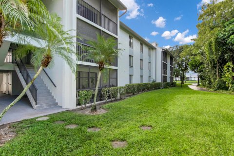Condo in West Palm Beach, Florida, 2 bedrooms № 2378404 - photo 2