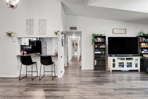 Condo in West Palm Beach, Florida, 2 bedrooms № 2378404 - photo 5