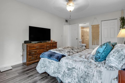 Condo in West Palm Beach, Florida, 2 bedrooms № 2378404 - photo 22