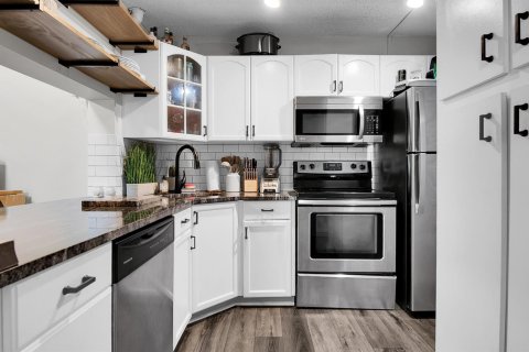 Condo in West Palm Beach, Florida, 2 bedrooms № 2378404 - photo 8