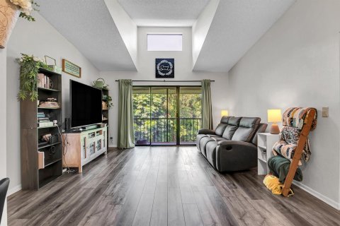 Condo in West Palm Beach, Florida, 2 bedrooms № 2378404 - photo 13