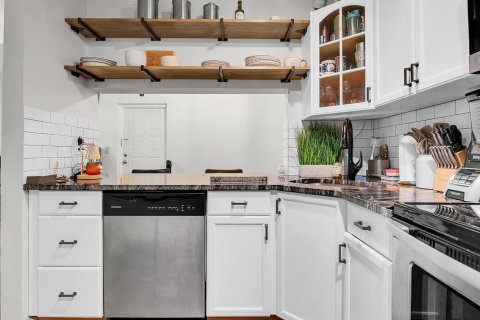 Condo in West Palm Beach, Florida, 2 bedrooms № 2378404 - photo 9