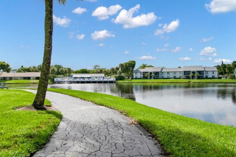 Condo in West Palm Beach, Florida, 2 bedrooms № 2378404 - photo 3