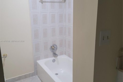 Touwnhouse à louer à Lauderhill, Floride: 3 chambres, 143.07 m2 № 2031442 - photo 7