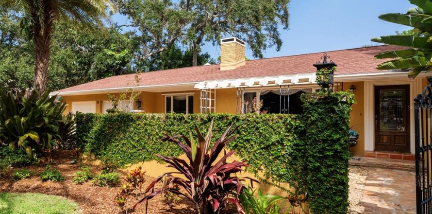 House in Sarasota, Florida 4 bedrooms, 299.8 sq.m. № 1546663
