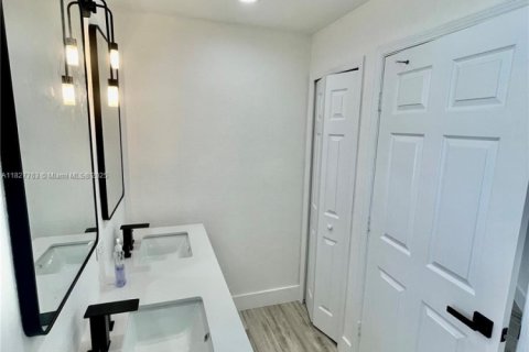 House in Port St. Lucie, Florida 4 bedrooms, 196.4 sq.m. № 1799612 - photo 24