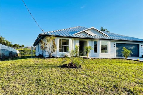 House in Port St. Lucie, Florida 4 bedrooms, 196.4 sq.m. № 1799612 - photo 3