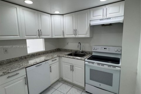 Condominio en alquiler en North Miami Beach, Florida, 1 dormitorio, 72.46 m2 № 1993196 - foto 1