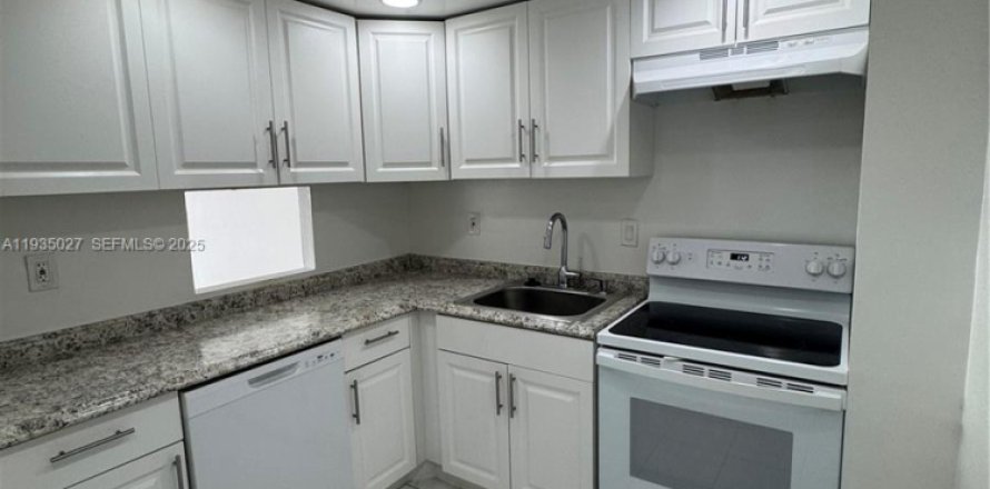 Condominio en North Miami Beach, Florida, 1 dormitorio  № 1993196