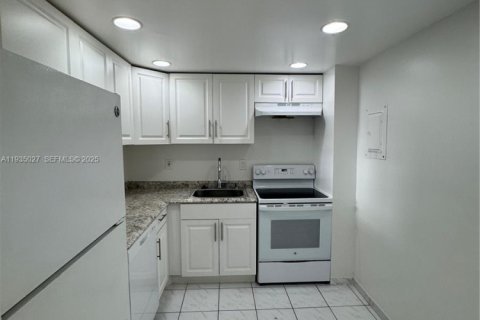 Condominio en alquiler en North Miami Beach, Florida, 1 dormitorio, 72.46 m2 № 1993196 - foto 4
